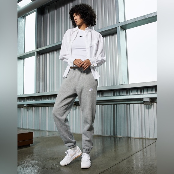 NEW Nike Gamma Force Shoes Womens Sz 10
White Athletic Leather Sneakers Trainers - Picture 1 of 10